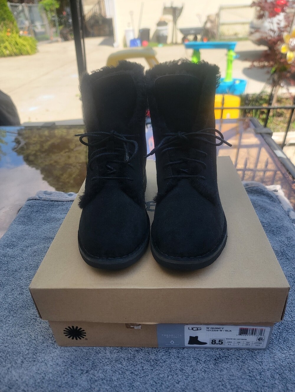 UGG Quincy Black Sheepskin Lace-Up Boots Women's 8.5 w/ Box